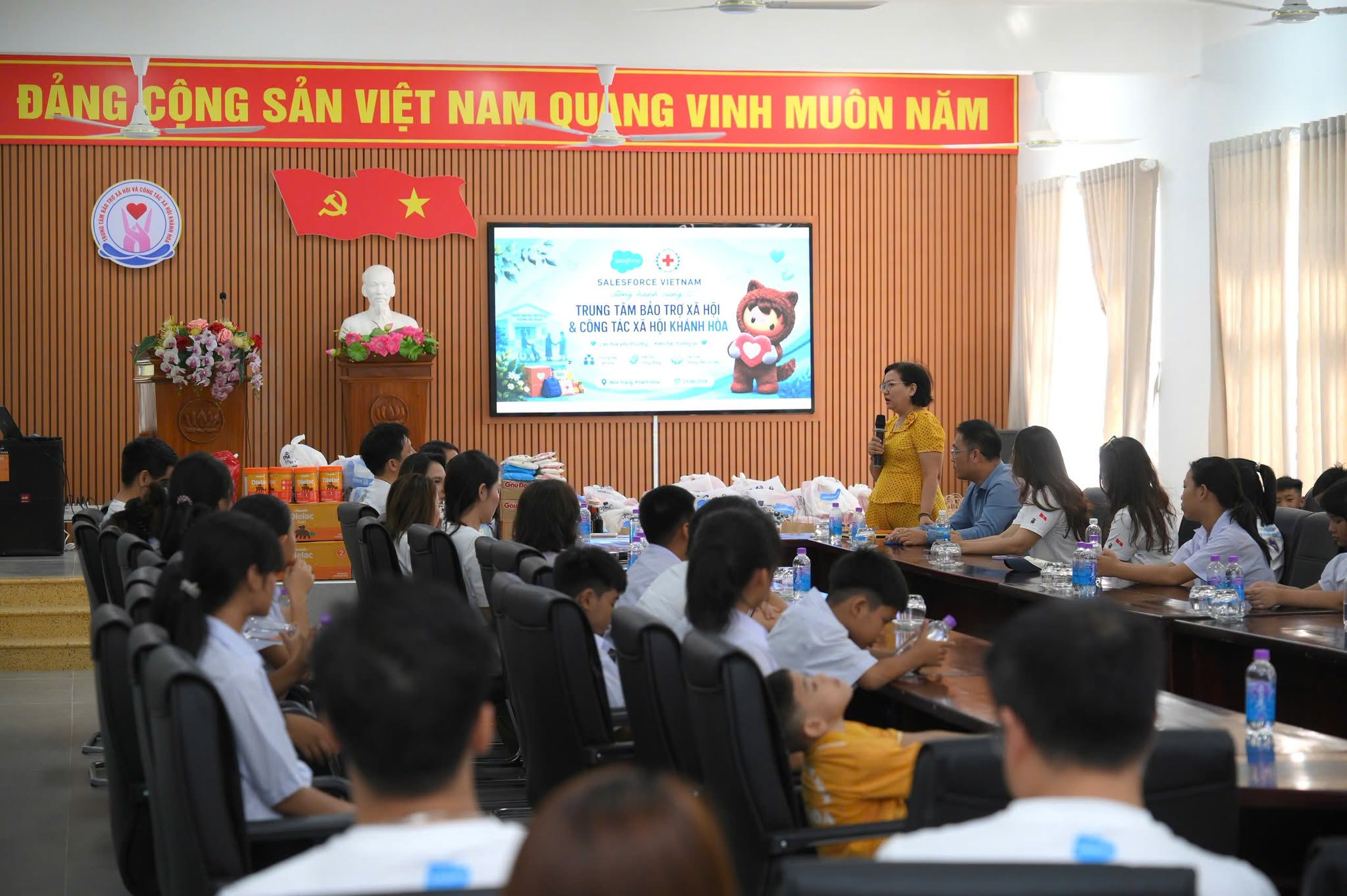 Thăm, tặng quà bệnh nhân nghèo và đối tượng bảo trợ xã hội